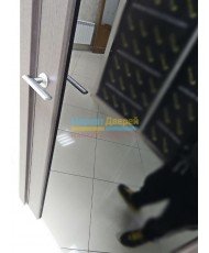 Фото установленной Дверь X-1 Кремовая лиственница ДГ